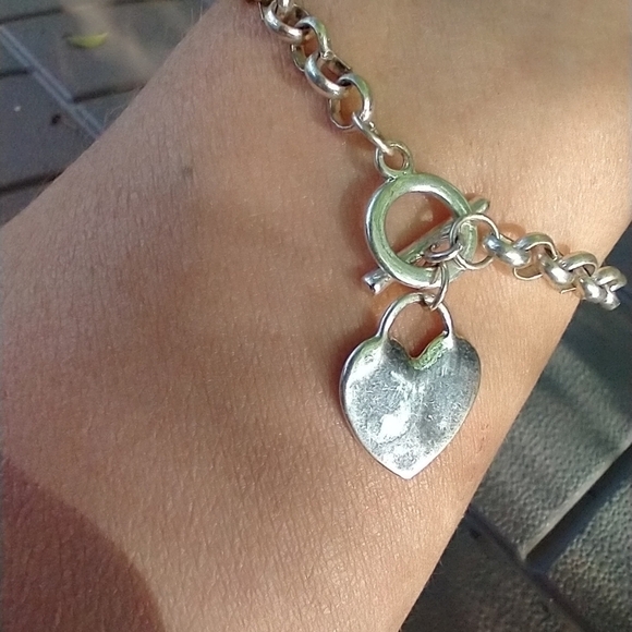 Women's silver tone heart toggle rolo chain bracel - Picture 3 of 3
